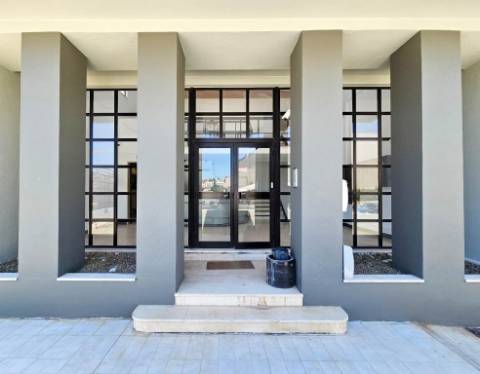 Espaçoso e funcional escritório com armazém e cais de carga, de 920m2, em Carnaxide, Oeiras