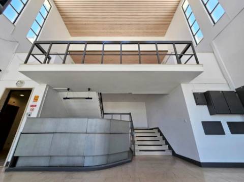 Espaçoso e funcional escritório com armazém e cais de carga, de 920m2, em Carnaxide, Oeiras