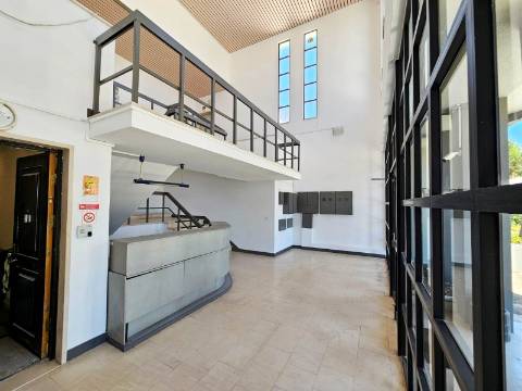 Espaçoso e funcional escritório com armazém e cais de carga, de 920m2, em Carnaxide, Oeiras