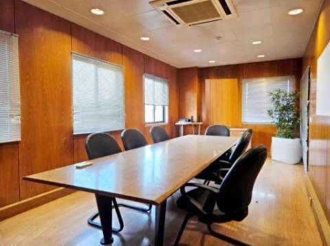 Espaçoso e funcional escritório com armazém e cais de carga, de 920m2, em Carnaxide, Oeiras