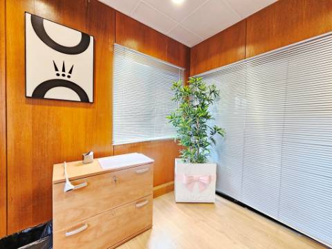 Espaçoso e funcional escritório com armazém e cais de carga, de 920m2, em Carnaxide, Oeiras