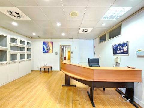 Espaçoso e funcional escritório com armazém e cais de carga, de 920m2, em Carnaxide, Oeiras