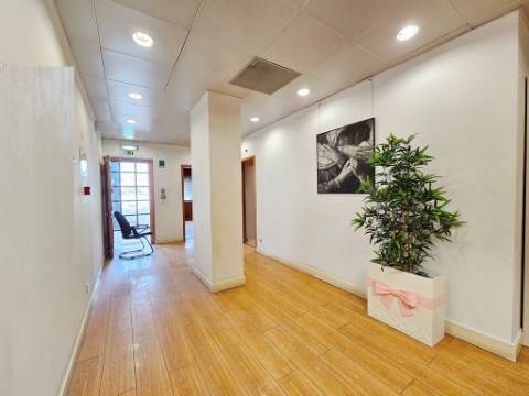 Espaçoso e funcional escritório com armazém e cais de carga, de 920m2, em Carnaxide, Oeiras