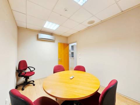 Espaçoso e funcional escritório com armazém e cais de carga, de 920m2, em Carnaxide, Oeiras