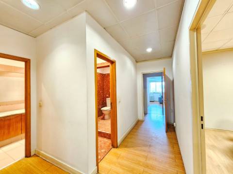 Espaçoso e funcional escritório com armazém e cais de carga, de 920m2, em Carnaxide, Oeiras