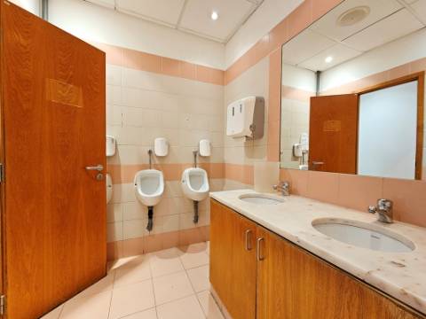 Espaçoso e funcional escritório com armazém e cais de carga, de 920m2, em Carnaxide, Oeiras