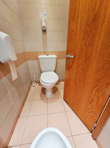 Espaçoso e funcional escritório com armazém e cais de carga, de 920m2, em Carnaxide, Oeiras