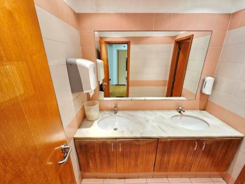 Espaçoso e funcional escritório com armazém e cais de carga, de 920m2, em Carnaxide, Oeiras