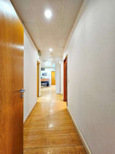 Espaçoso e funcional escritório com armazém e cais de carga, de 920m2, em Carnaxide, Oeiras