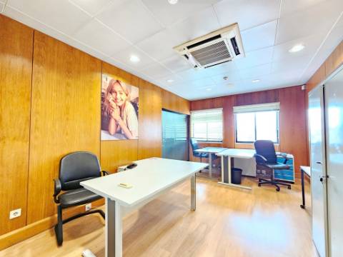 Espaçoso e funcional escritório com armazém e cais de carga, de 920m2, em Carnaxide, Oeiras