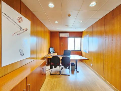 Espaçoso e funcional escritório com armazém e cais de carga, de 920m2, em Carnaxide, Oeiras