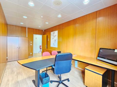 Espaçoso e funcional escritório com armazém e cais de carga, de 920m2, em Carnaxide, Oeiras