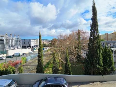 Espaçoso e funcional escritório com armazém e cais de carga, de 920m2, em Carnaxide, Oeiras