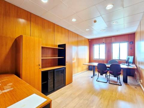 Espaçoso e funcional escritório com armazém e cais de carga, de 920m2, em Carnaxide, Oeiras