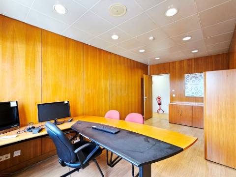 Espaçoso e funcional escritório com armazém e cais de carga, de 920m2, em Carnaxide, Oeiras
