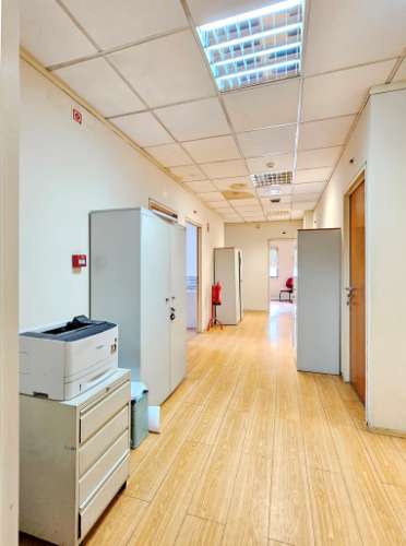 Espaçoso e funcional escritório com armazém e cais de carga, de 920m2, em Carnaxide, Oeiras