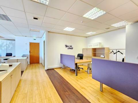 Espaçoso e funcional escritório com armazém e cais de carga, de 920m2, em Carnaxide, Oeiras