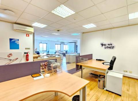 Espaçoso e funcional escritório com armazém e cais de carga, de 920m2, em Carnaxide, Oeiras