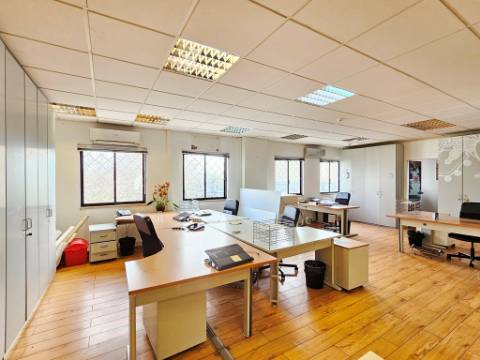 Espaçoso e funcional escritório com armazém e cais de carga, de 920m2, em Carnaxide, Oeiras