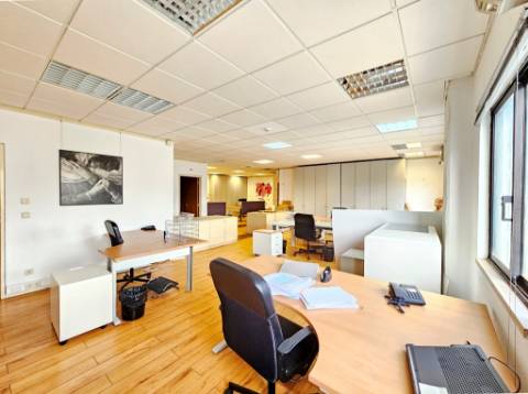 Espaçoso e funcional escritório com armazém e cais de carga, de 920m2, em Carnaxide, Oeiras