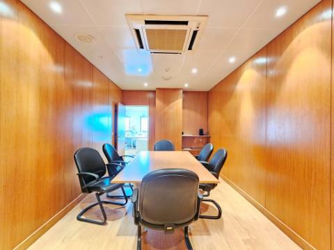 Espaçoso e funcional escritório com armazém e cais de carga, de 920m2, em Carnaxide, Oeiras