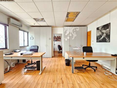 Espaçoso e funcional escritório com armazém e cais de carga, de 920m2, em Carnaxide, Oeiras