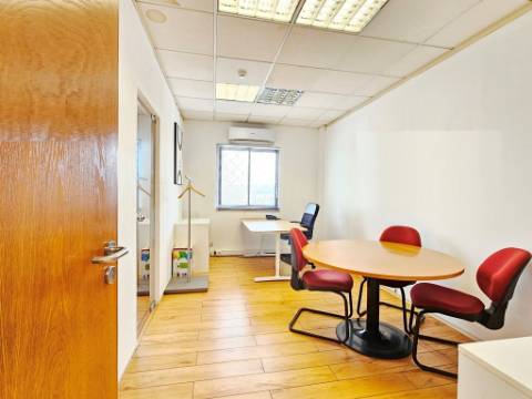 Espaçoso e funcional escritório com armazém e cais de carga, de 920m2, em Carnaxide, Oeiras