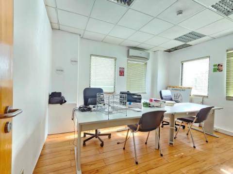 Espaçoso e funcional escritório com armazém e cais de carga, de 920m2, em Carnaxide, Oeiras