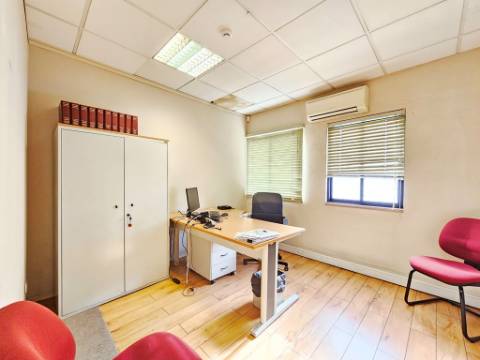 Espaçoso e funcional escritório com armazém e cais de carga, de 920m2, em Carnaxide, Oeiras