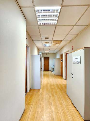 Espaçoso e funcional escritório com armazém e cais de carga, de 920m2, em Carnaxide, Oeiras