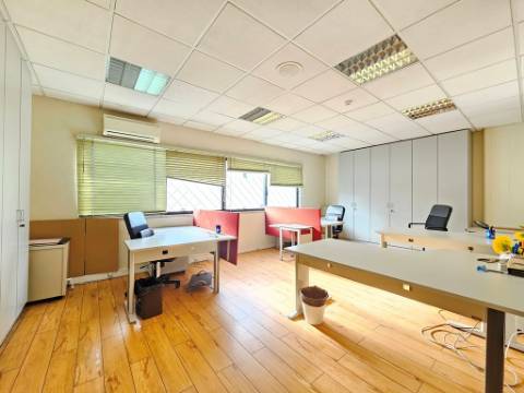 Espaçoso e funcional escritório com armazém e cais de carga, de 920m2, em Carnaxide, Oeiras