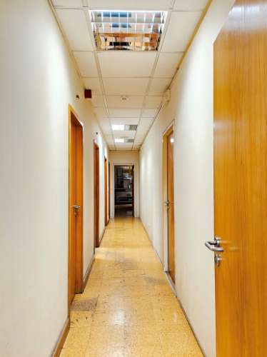 Espaçoso e funcional escritório com armazém e cais de carga, de 920m2, em Carnaxide, Oeiras