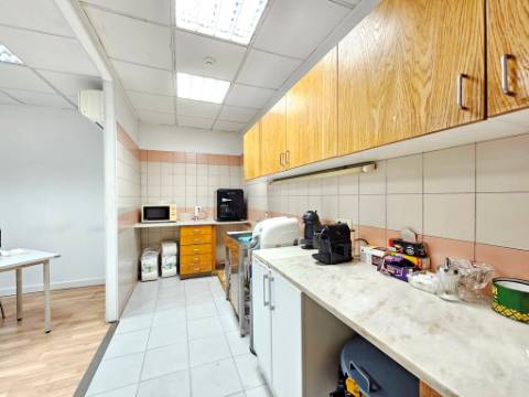 Espaçoso e funcional escritório com armazém e cais de carga, de 920m2, em Carnaxide, Oeiras