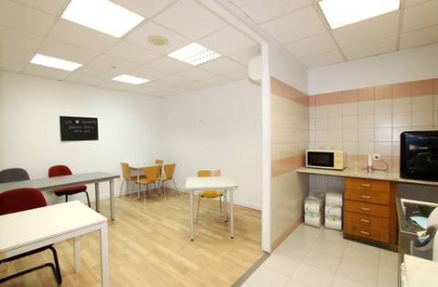 Espaçoso e funcional escritório com armazém e cais de carga, de 920m2, em Carnaxide, Oeiras