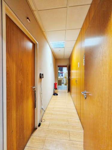 Espaçoso e funcional escritório com armazém e cais de carga, de 920m2, em Carnaxide, Oeiras