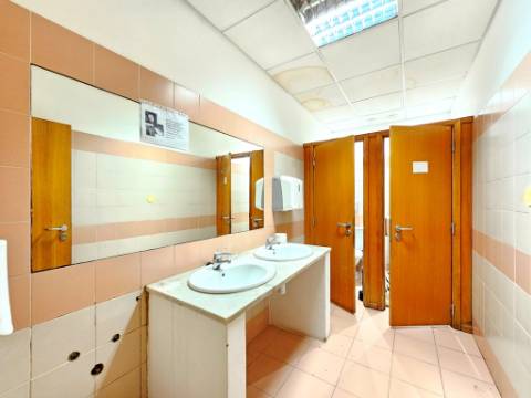 Espaçoso e funcional escritório com armazém e cais de carga, de 920m2, em Carnaxide, Oeiras