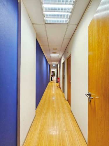 Espaçoso e funcional escritório com armazém e cais de carga, de 920m2, em Carnaxide, Oeiras