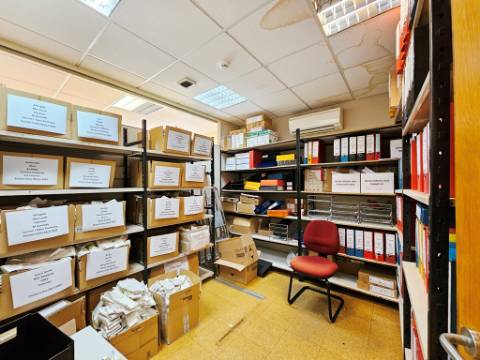 Espaçoso e funcional escritório com armazém e cais de carga, de 920m2, em Carnaxide, Oeiras