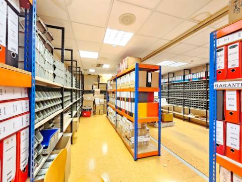 Espaçoso e funcional escritório com armazém e cais de carga, de 920m2, em Carnaxide, Oeiras