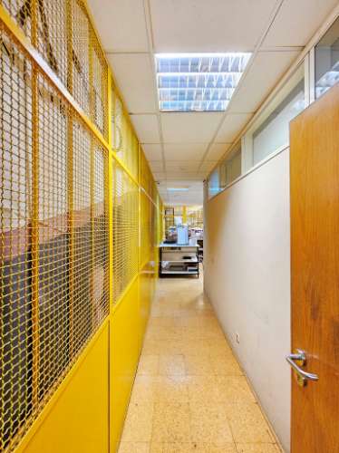 Espaçoso e funcional escritório com armazém e cais de carga, de 920m2, em Carnaxide, Oeiras