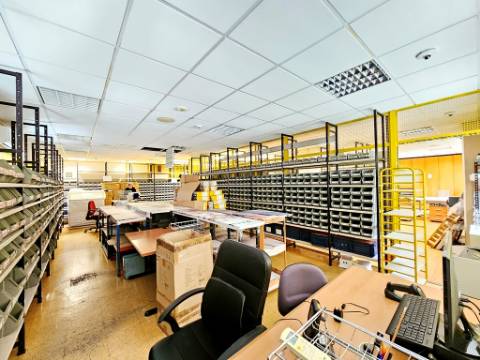 Espaçoso e funcional escritório com armazém e cais de carga, de 920m2, em Carnaxide, Oeiras