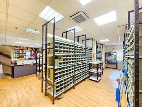 Espaçoso e funcional escritório com armazém e cais de carga, de 920m2, em Carnaxide, Oeiras