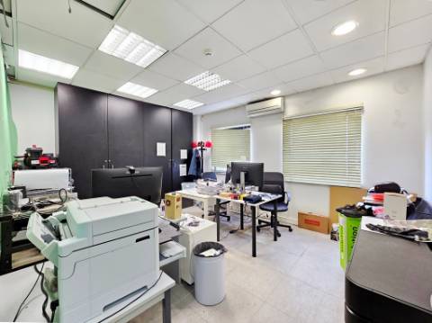 Espaçoso e funcional escritório com armazém e cais de carga, de 920m2, em Carnaxide, Oeiras