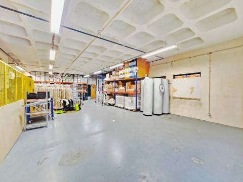 Espaçoso e funcional escritório com armazém e cais de carga, de 920m2, em Carnaxide, Oeiras