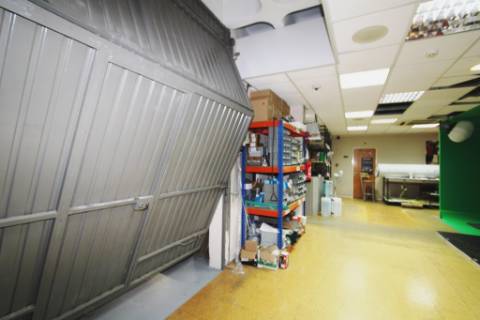 Espaçoso e funcional escritório com armazém e cais de carga, de 920m2, em Carnaxide, Oeiras