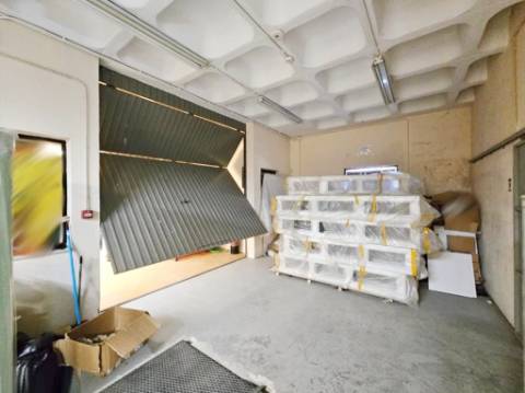 Espaçoso e funcional escritório com armazém e cais de carga, de 920m2, em Carnaxide, Oeiras