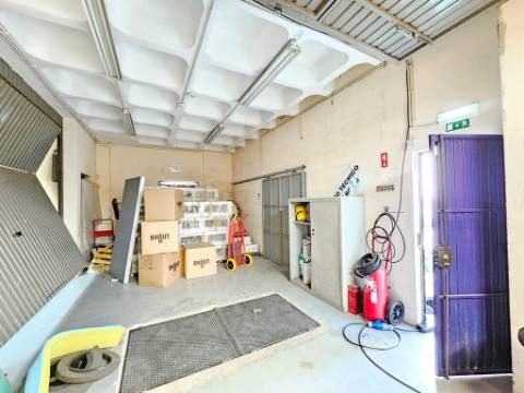 Espaçoso e funcional escritório com armazém e cais de carga, de 920m2, em Carnaxide, Oeiras