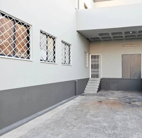 Espaçoso e funcional escritório com armazém e cais de carga, de 920m2, em Carnaxide, Oeiras