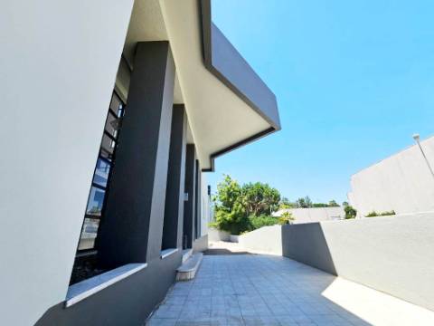 Espaçoso e funcional escritório com armazém e cais de carga, de 920m2, em Carnaxide, Oeiras