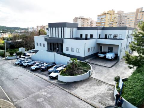 Espaçoso e funcional escritório com armazém e cais de carga, de 920m2, em Carnaxide, Oeiras